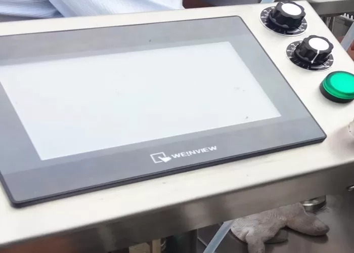 Електронска машина за полнење течности со интерфејс на екранот на допир на „Сименс“